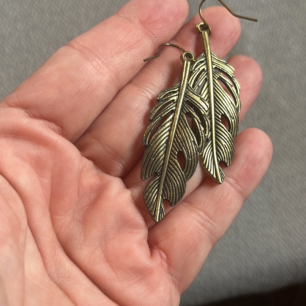FEATHER VINTAGE INSPIRED GOLD TONE BOHO PIERCED EARRINGS - Picture 6 of 8